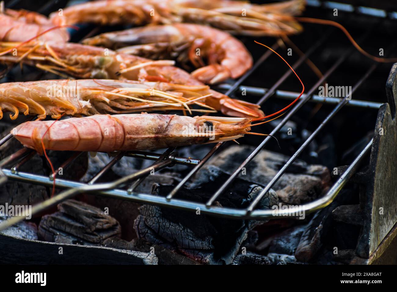 Piccoli gamberetti o grandi gamberi cucinati al barbecue, ottimo pasto e cibo sano Foto Stock