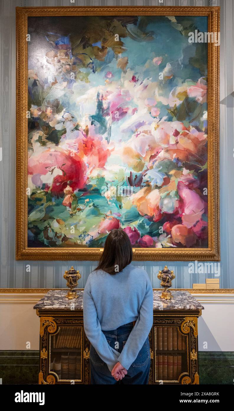 The Wallace Collection, Londra, Regno Unito. 5 giugno 2024. Ispirandosi al rococò francese, l'artista contemporanea Flora Yukhnovich crea straordinari dipinti su larga scala che si muovono tra rappresentazione e astrazione. Due delle sue opere sono esposte insieme alla collezione di dipinti di Francois Boucher (1703-1770) in cima alla grande scalinata di Hertford House. Immagine: Flora Yukhnovich, Folies Bergère, 2024, per gentile concessione dell'artista e Victoria Miro. Crediti: Malcolm Park/Alamy Live News Foto Stock