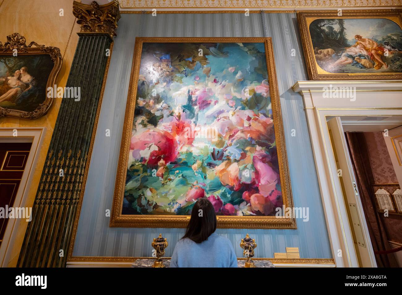 The Wallace Collection, Londra, Regno Unito. 5 giugno 2024. Ispirandosi al rococò francese, l'artista contemporanea Flora Yukhnovich crea straordinari dipinti su larga scala che si muovono tra rappresentazione e astrazione. Due delle sue opere sono esposte insieme alla collezione di dipinti di Francois Boucher (1703-1770) in cima alla grande scalinata di Hertford House. Immagine: Flora Yukhnovich, Folies Bergère, 2024, per gentile concessione dell'artista e Victoria Miro. Crediti: Malcolm Park/Alamy Live News Foto Stock