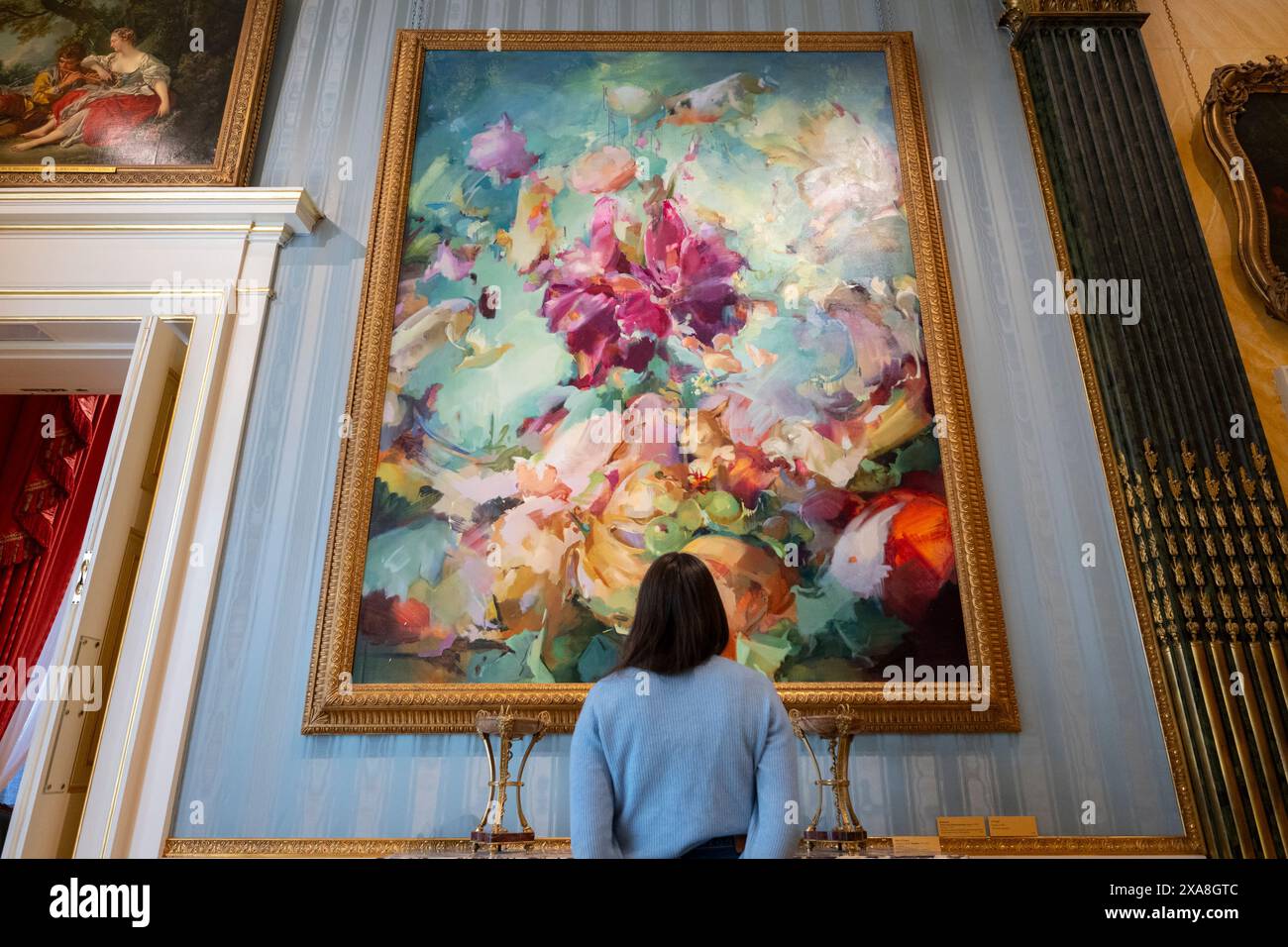 The Wallace Collection, Londra, Regno Unito. 5 giugno 2024. Ispirandosi al rococò francese, l'artista contemporanea Flora Yukhnovich crea straordinari dipinti su larga scala che si muovono tra rappresentazione e astrazione. Due delle sue opere sono esposte insieme alla collezione di dipinti di Francois Boucher (1703-1770) in cima alla grande scalinata di Hertford House. Immagine: Flora Yukhnovich, A World of Pure Imagination, 2024, per gentile concessione dell'artista e Victoria Miro. Crediti: Malcolm Park/Alamy Live News Foto Stock