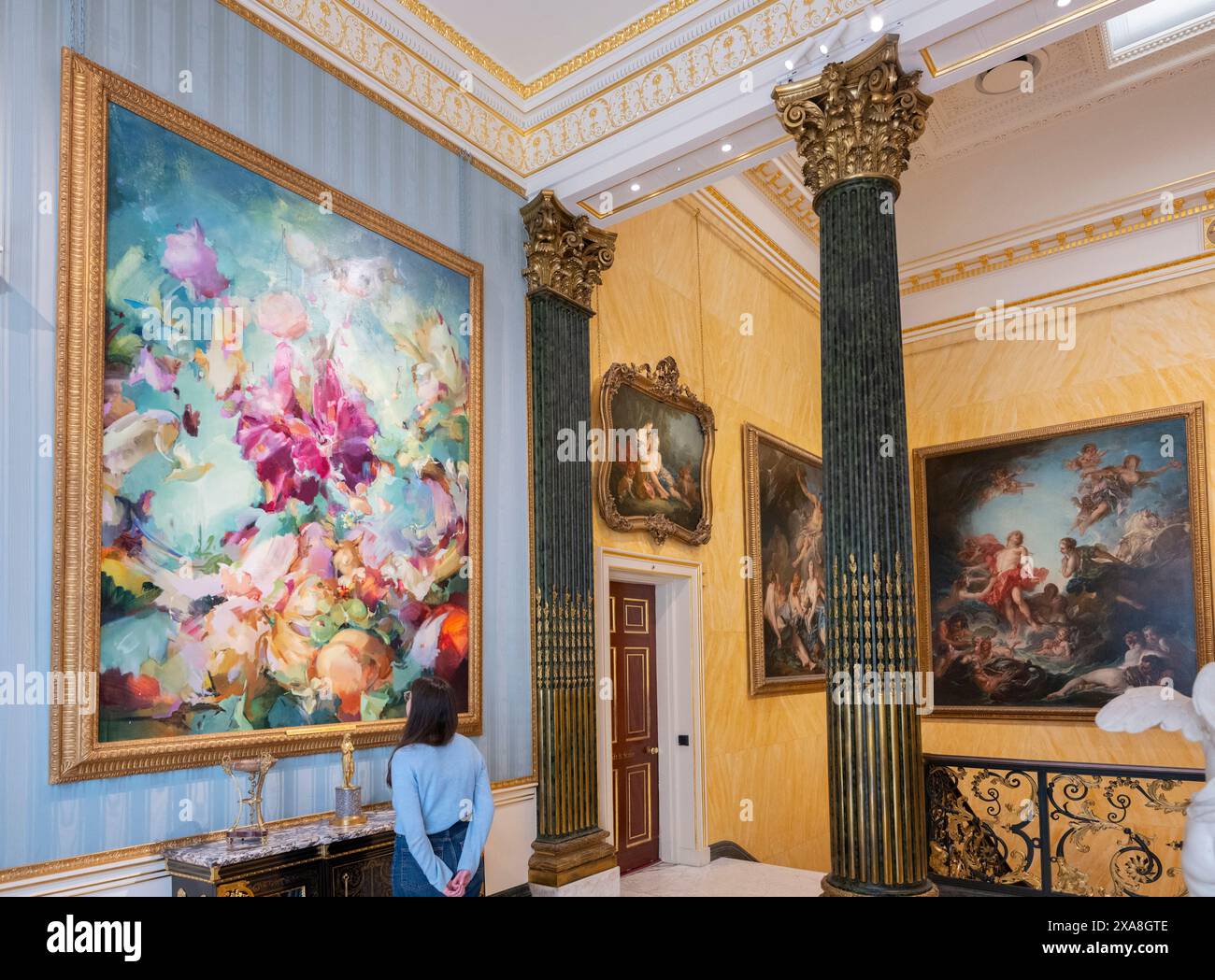 The Wallace Collection, Londra, Regno Unito. 5 giugno 2024. Ispirandosi al rococò francese, l'artista contemporanea Flora Yukhnovich crea straordinari dipinti su larga scala che si muovono tra rappresentazione e astrazione. Due delle sue opere sono esposte insieme alla collezione di dipinti di Francois Boucher (1703-1770) in cima alla grande scalinata di Hertford House. Immagine (a sinistra): Flora Yukhnovich, A World of Pure Imagination, 2024, per gentile concessione dell'artista e Victoria Miro. Crediti: Malcolm Park/Alamy Live News Foto Stock