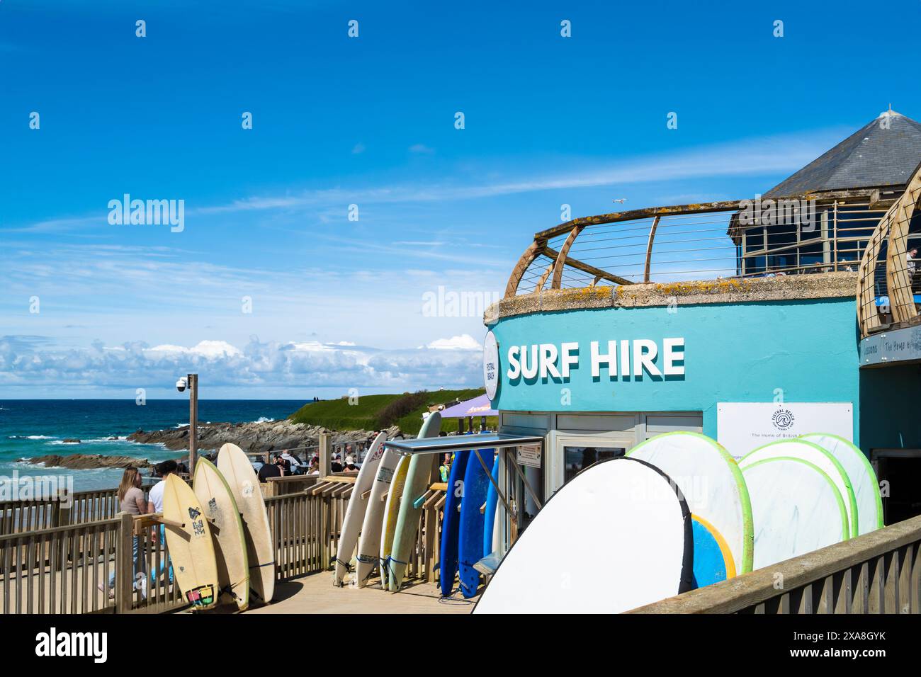 Attività di noleggio surf a Fistral Beach a Newquay, in Cornovaglia, nel Regno Unito. Foto Stock