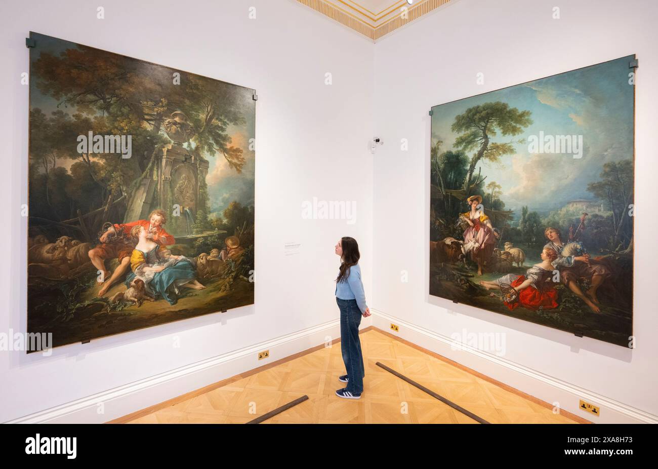 The Wallace Collection, Londra, Regno Unito. 5 giugno 2024. Ispirandosi al rococò francese, l'artista contemporanea Flora Yukhnovich crea straordinari dipinti su larga scala che si muovono tra rappresentazione e astrazione. Immagine: I dipinti di flora sostituiscono temporaneamente due delle opere di Francois Boucher in cima alla grande scalinata di Hertford House. Le opere sostituite, attualmente non incorniciate e in vista, sono (a sinistra) Pastorale con una coppia vicino a una fontana, 1749, e Pastorale con un giocatore di Bagpipe, 1749, entrambe la Wallace Collection. Crediti: Malcolm Park/Alamy Live News Foto Stock