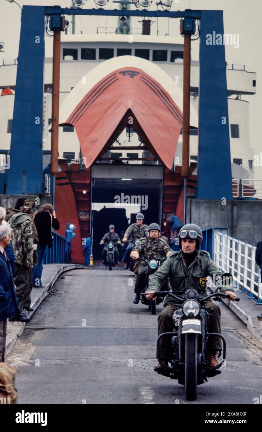 Rievocazione del D Day sulle spiagge della Normandia nel nord della Francia, giugno 1979. Immagini scansionate nel 2019 lasciando il traghetto a Cherbourg gli appassionati militari in uniformi della seconda guerra mondiale degli eserciti americani e britannici e con veicoli d'epoca rievocano l'invasione dell'Europa il 6 giugno 1944, noto come D-Day. Il 75° anniversario dello sbarco del D-Day sarà celebrato sulle spiagge della Normandia nel giugno 2019 Foto Stock