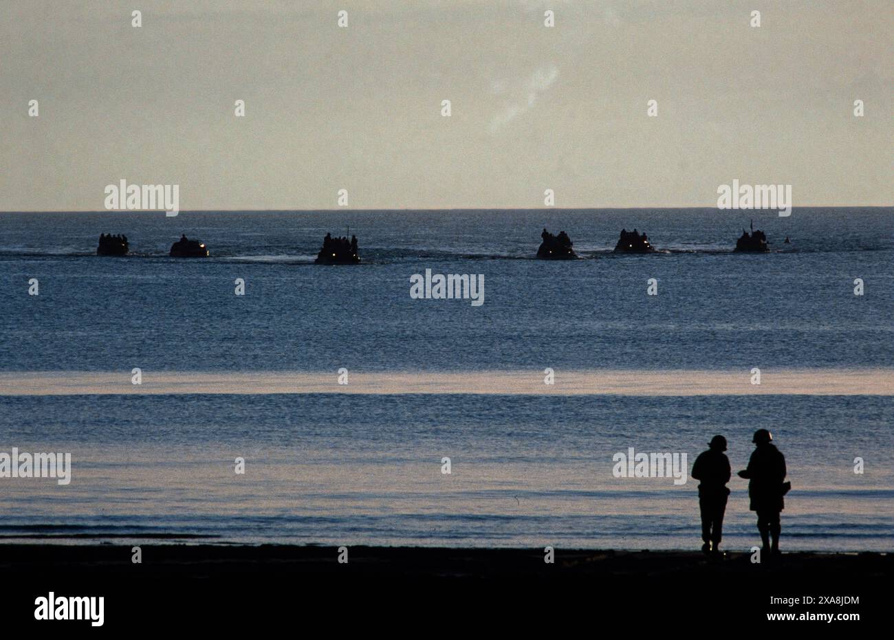 Rievocazione del D Day sulle spiagge della Normandia nel nord della Francia, giugno 1979. Immagini scansionate nel 2019 che ripropongono l'invasione del D-Day a Omaha Beach gli appassionati militari nelle uniformi della seconda guerra mondiale degli eserciti americani e britannici e con veicoli d'epoca reinterpretano l'invasione dell'Europa il 6 giugno 1944, noto come D-Day. Il 75° anniversario dello sbarco del D-Day sarà celebrato sulle spiagge della Normandia nel giugno 2019 Foto Stock