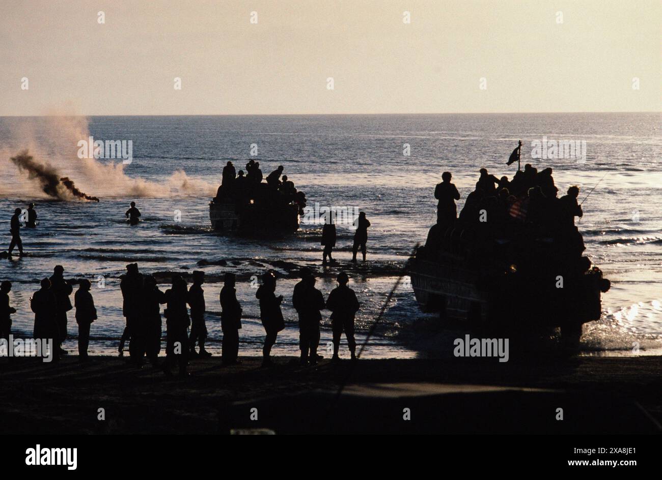 Rievocazione del D Day sulle spiagge della Normandia nel nord della Francia, giugno 1979. Immagini scansionate nel 2019 che ripropongono l'invasione del D-Day a Omaha Beach gli appassionati militari nelle uniformi della seconda guerra mondiale degli eserciti americani e britannici e con veicoli d'epoca reinterpretano l'invasione dell'Europa il 6 giugno 1944, noto come D-Day. Il 75° anniversario dello sbarco del D-Day sarà celebrato sulle spiagge della Normandia nel giugno 2019 Foto Stock