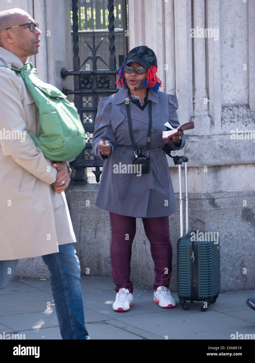 Street Preacher, fuori dal Parlamento, Londra, che parla ai pedoni utilizzando il microfono portatile e l'altoparlante Foto Stock