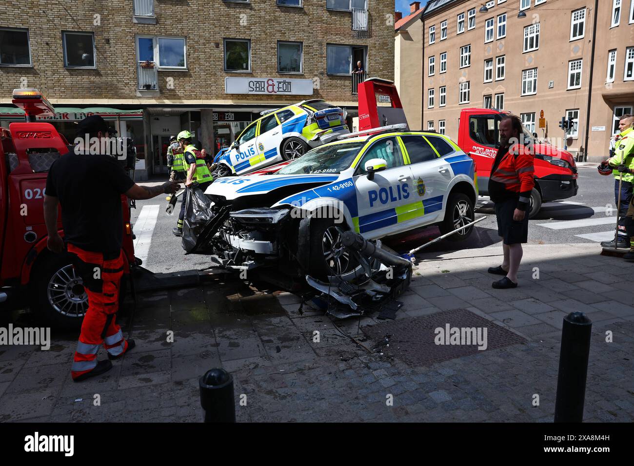 Linköping, Svezia. 4 giugno 2024. Incidente stradale con due auto della polizia e un autobus nella città di Linköping, Svezia, durante il pranzo del martedì. Crediti: Jeppe Gustafsson/Alamy Live News Foto Stock