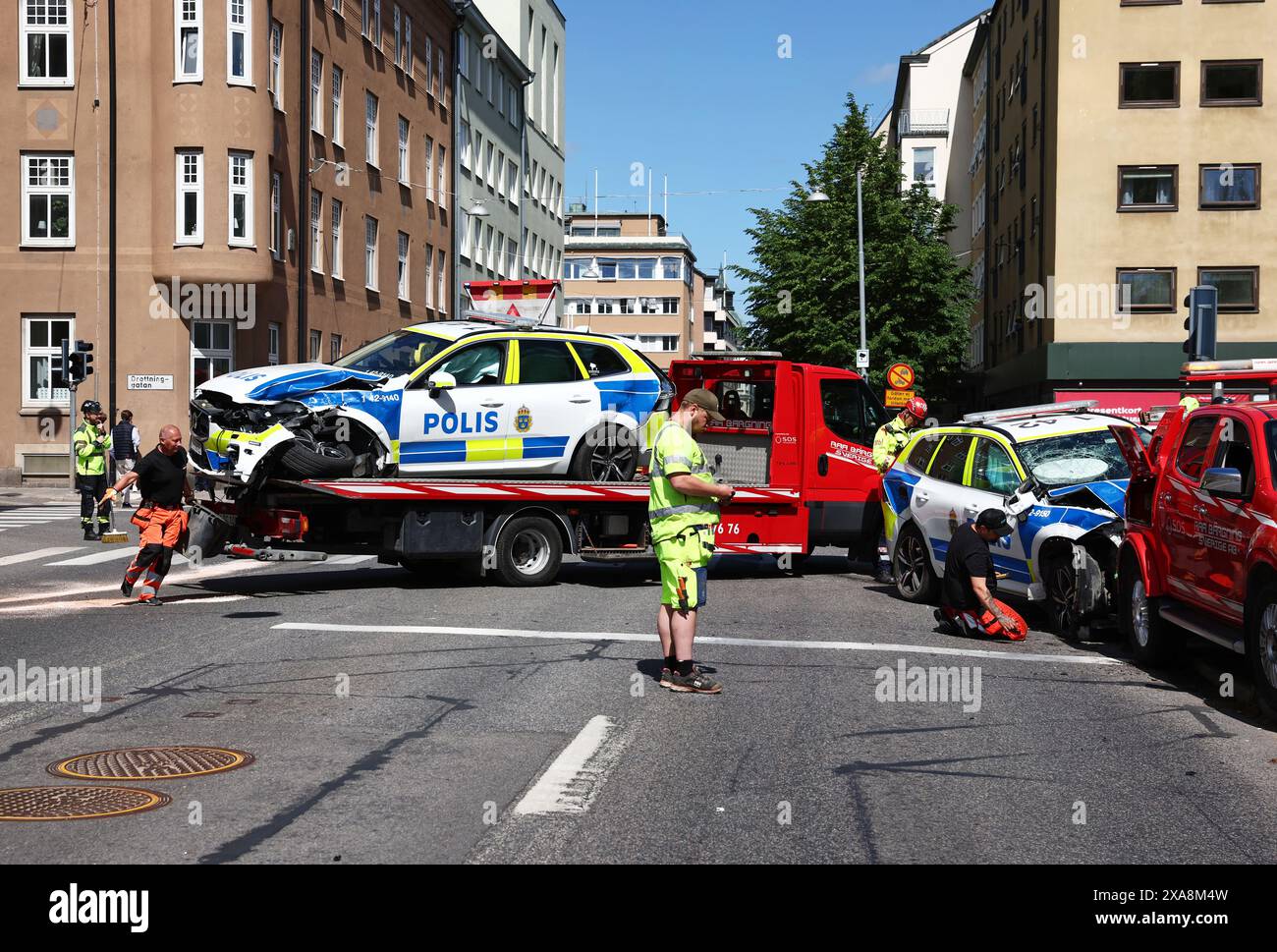 Linköping, Svezia. 4 giugno 2024. Incidente stradale con due auto della polizia e un autobus nella città di Linköping, Svezia, durante il pranzo del martedì. Crediti: Jeppe Gustafsson/Alamy Live News Foto Stock