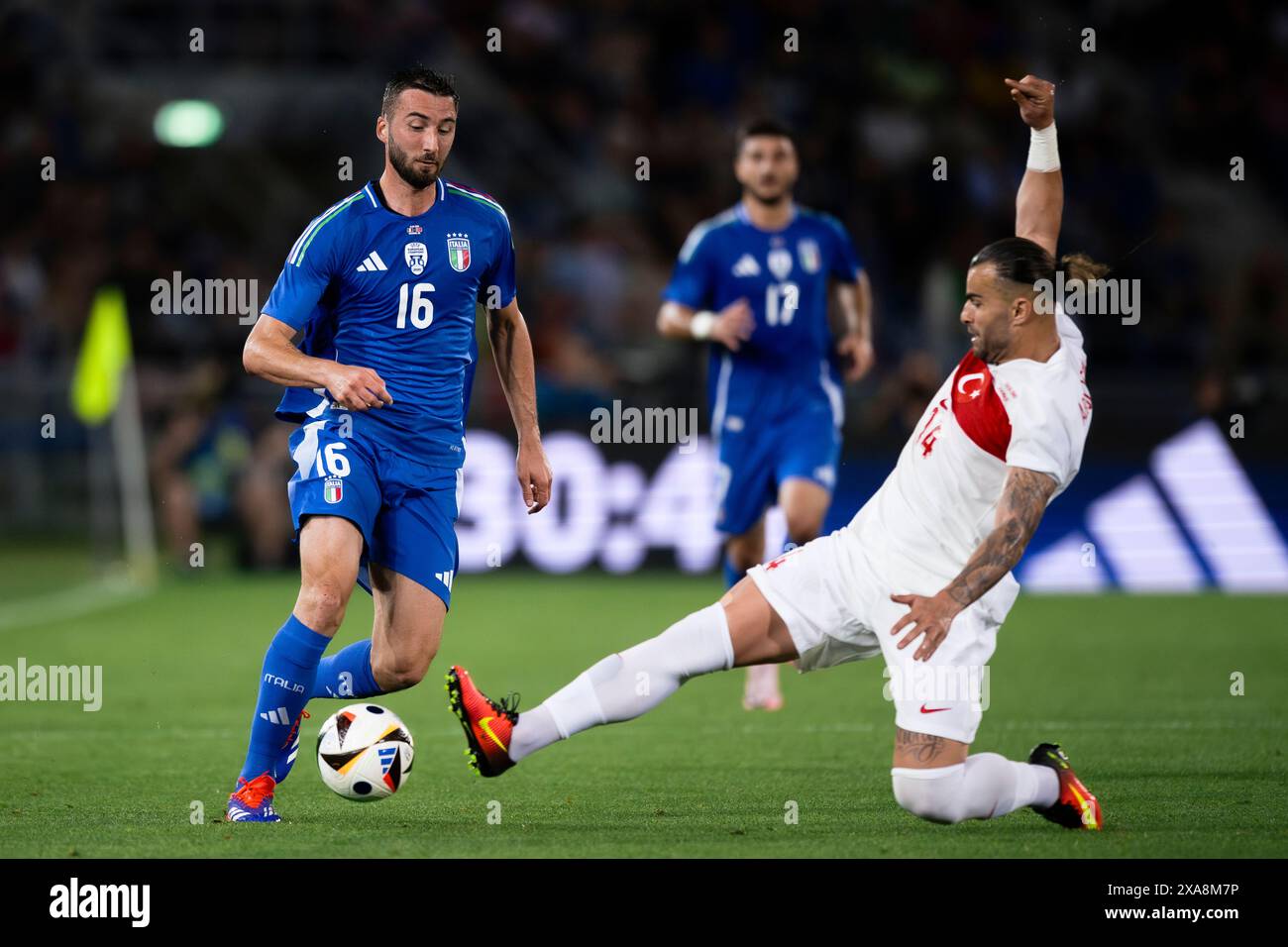 Bologna, Italia. 4 giugno 2024. Bryan Cristante dell'Italia è placcato da Abdulkerim Bardakci della Turchia durante l'amichevole di calcio tra Italia e Turchia. Crediti: Nicolò campo/Alamy Live News Foto Stock