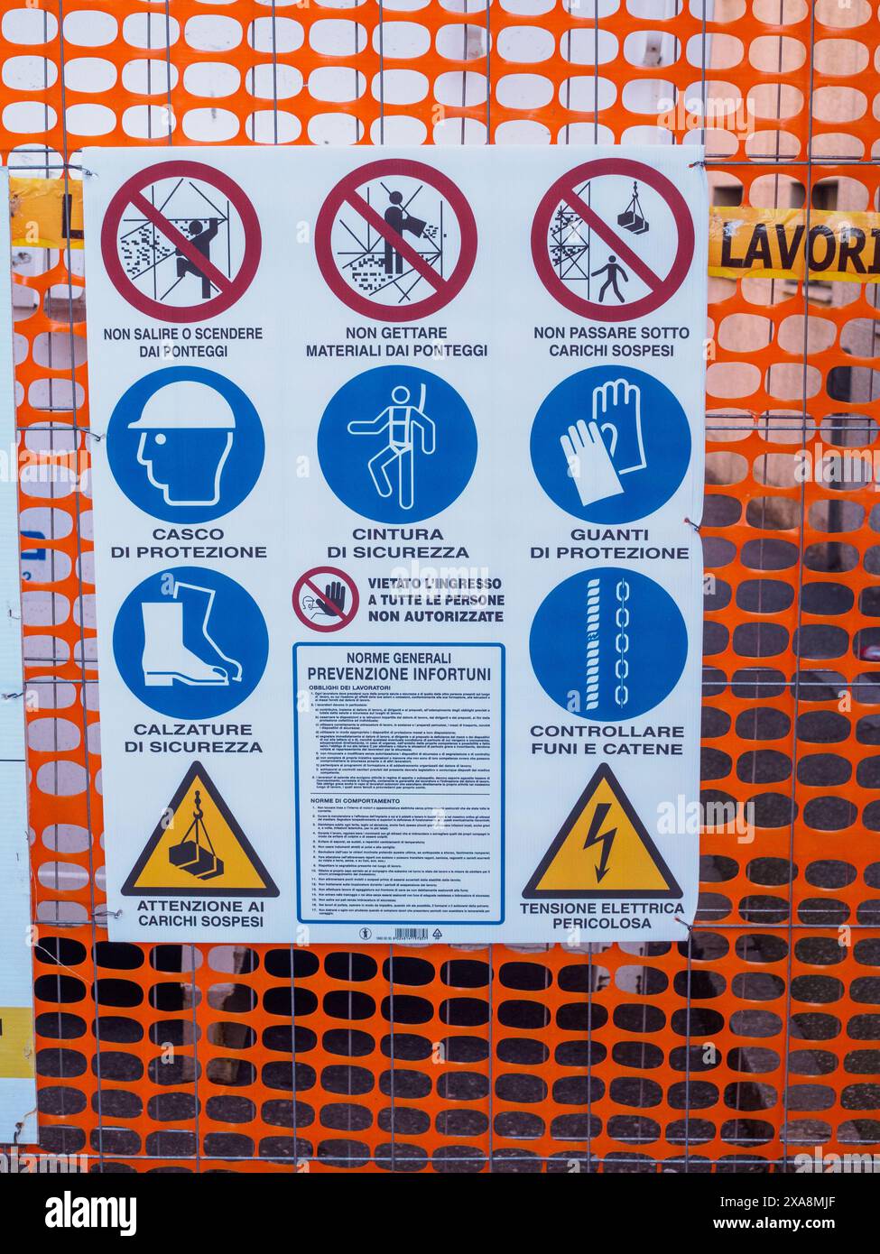 Cremona, Italia - 27 maggio 2024 promuovere un ambiente di lavoro sicuro, segnali di sicurezza mostrano linee guida e avvertimenti cruciali, ricordando che i lavori saranno realizzati Foto Stock