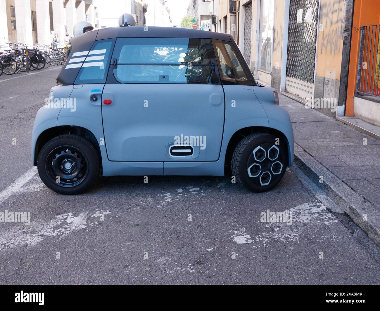 Cremona, Italia - 27 maggio 2024 piccola smart citroen ami auto elettrica parcheggiata su una strada laterale europea, che offre uno sguardo sul futuro della città Foto Stock