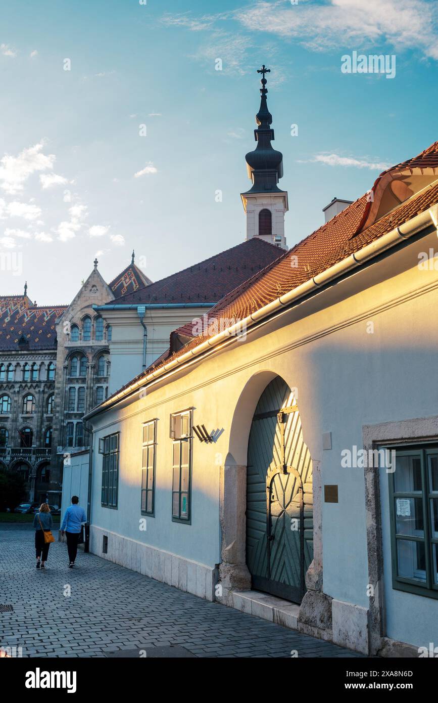 Strada nella città vecchia con una coppia a piedi Foto Stock