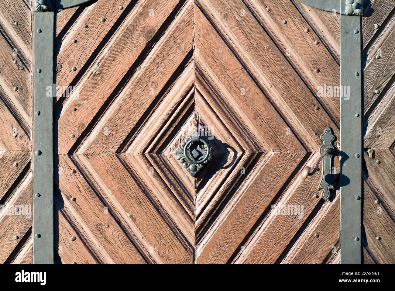 Porta in legno invecchiato con maniglia Foto Stock