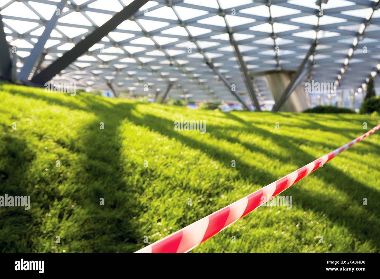 Area limitata con erba sotto il tetto in vetro Foto Stock