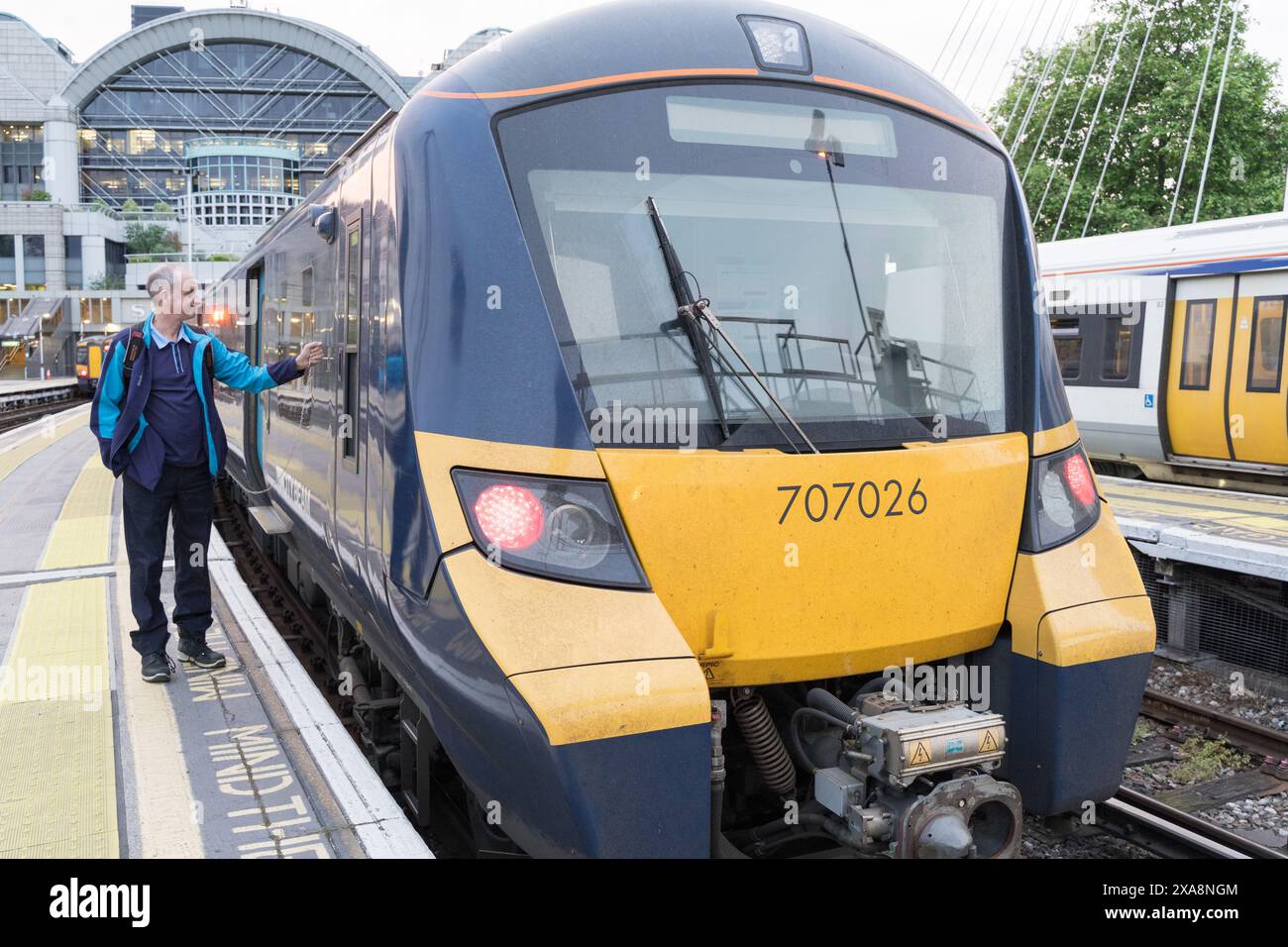 Il macchinista della ferrovia Southeaster in uniforme sta per entrare nel suo taxi City Beam durante l'ora di punta serale alla stazione di London Charing Cross, Inghilterra Regno Unito Foto Stock