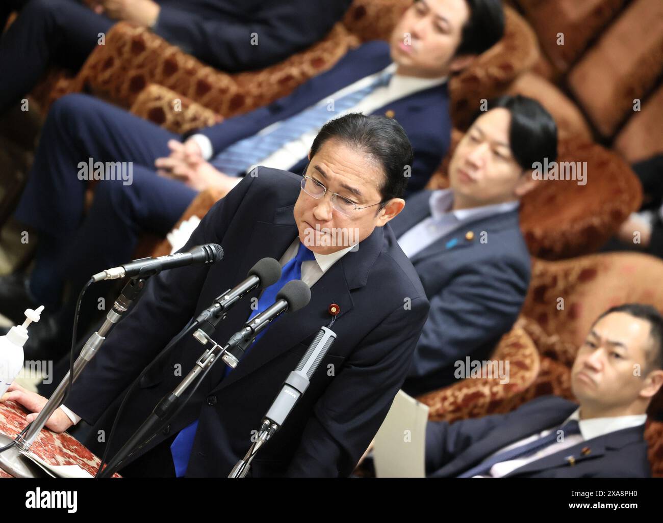 Tokyo, Giappone. 5 giugno 2024. Il primo Fumio Kishida risponde a una domanda alla sessione ad hoc del comitato della camera bassa sulla riforma politica alla dieta nazionale di Tokyo, mercoledì 5 giugno 2024. (Foto di Yoshio Tsunoda/AFLO) Foto Stock