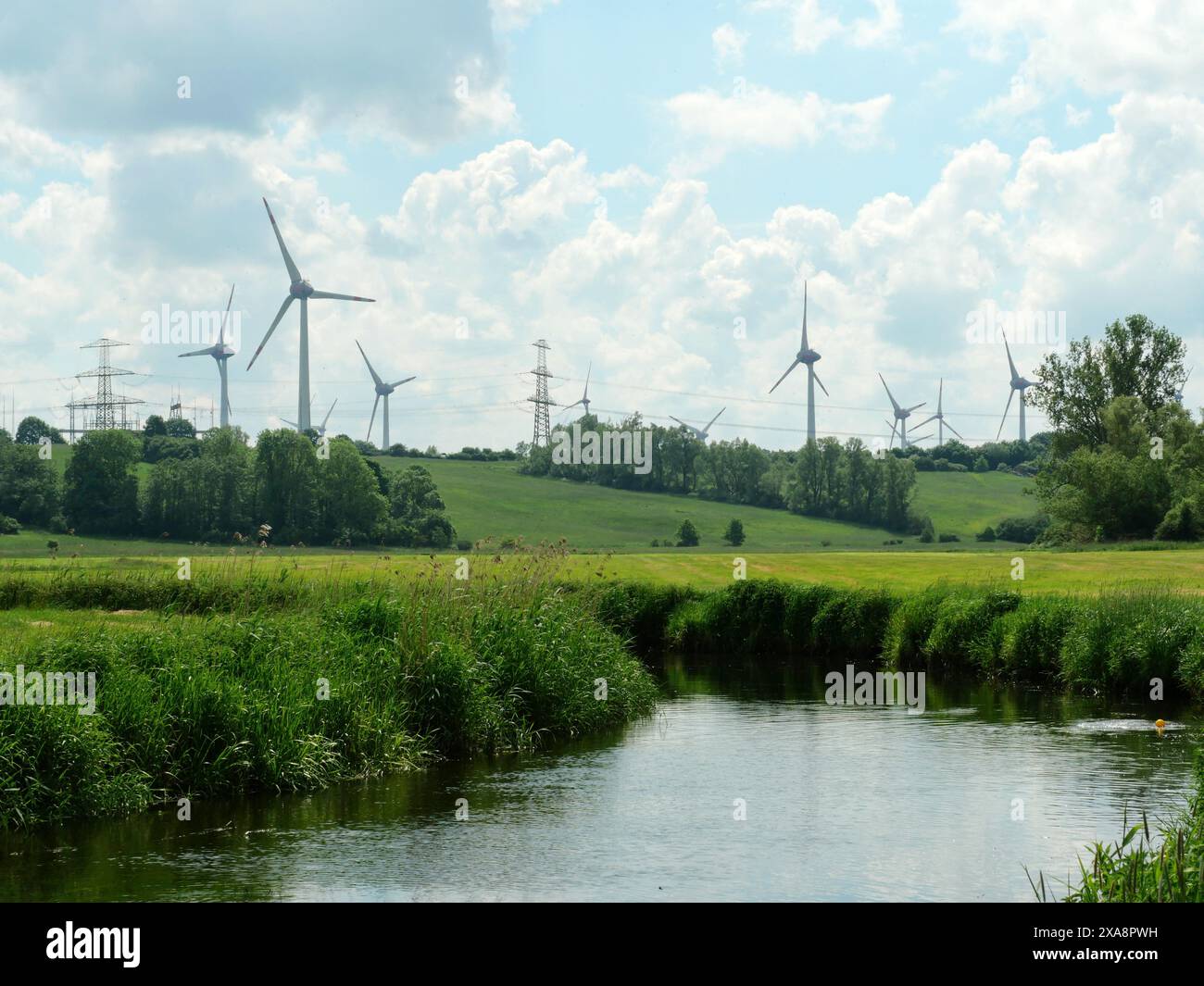 Un parco eolico nella valle di Tollense simboleggia l'energia verde, ma deve affrontare critiche per il suo impatto sul paesaggio, la protezione degli uccelli e l'estetica ambientale. Foto Stock