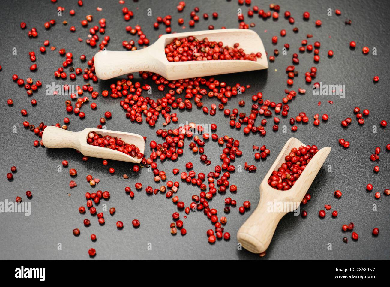 peperoncino, aroeira, peperone, peperoncino, wilelaiki, wililaiki (spec. Schinus), pepe rosso su pale di legno Foto Stock