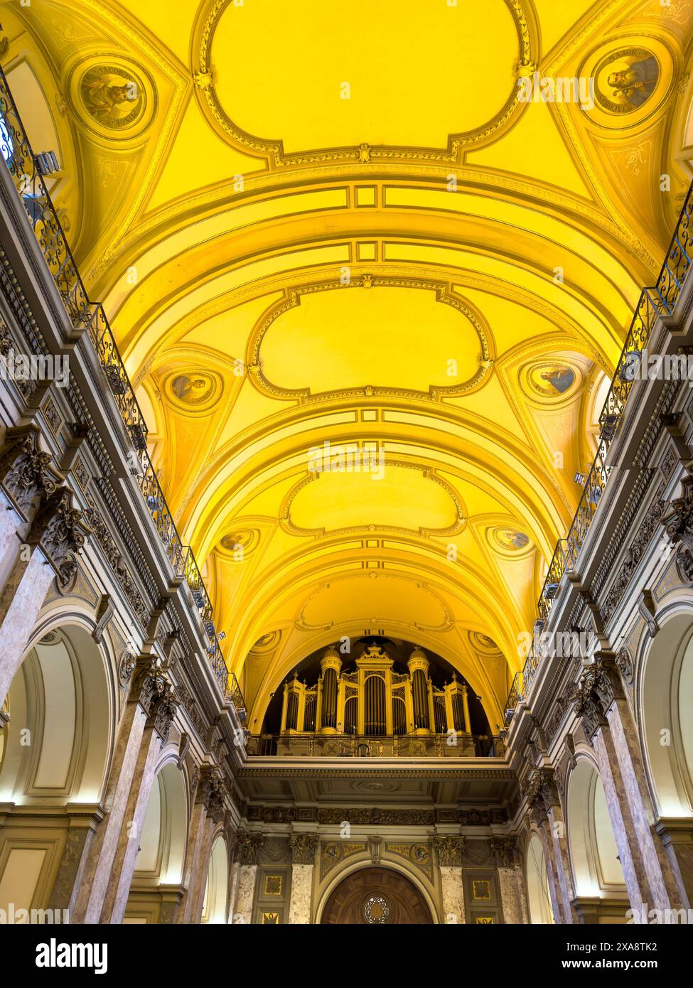 Soffitto a volta a botte e l'organo Walcker nel loft del coro della Cattedrale metropolitana di Buenos Aires, Argentina. Foto Stock