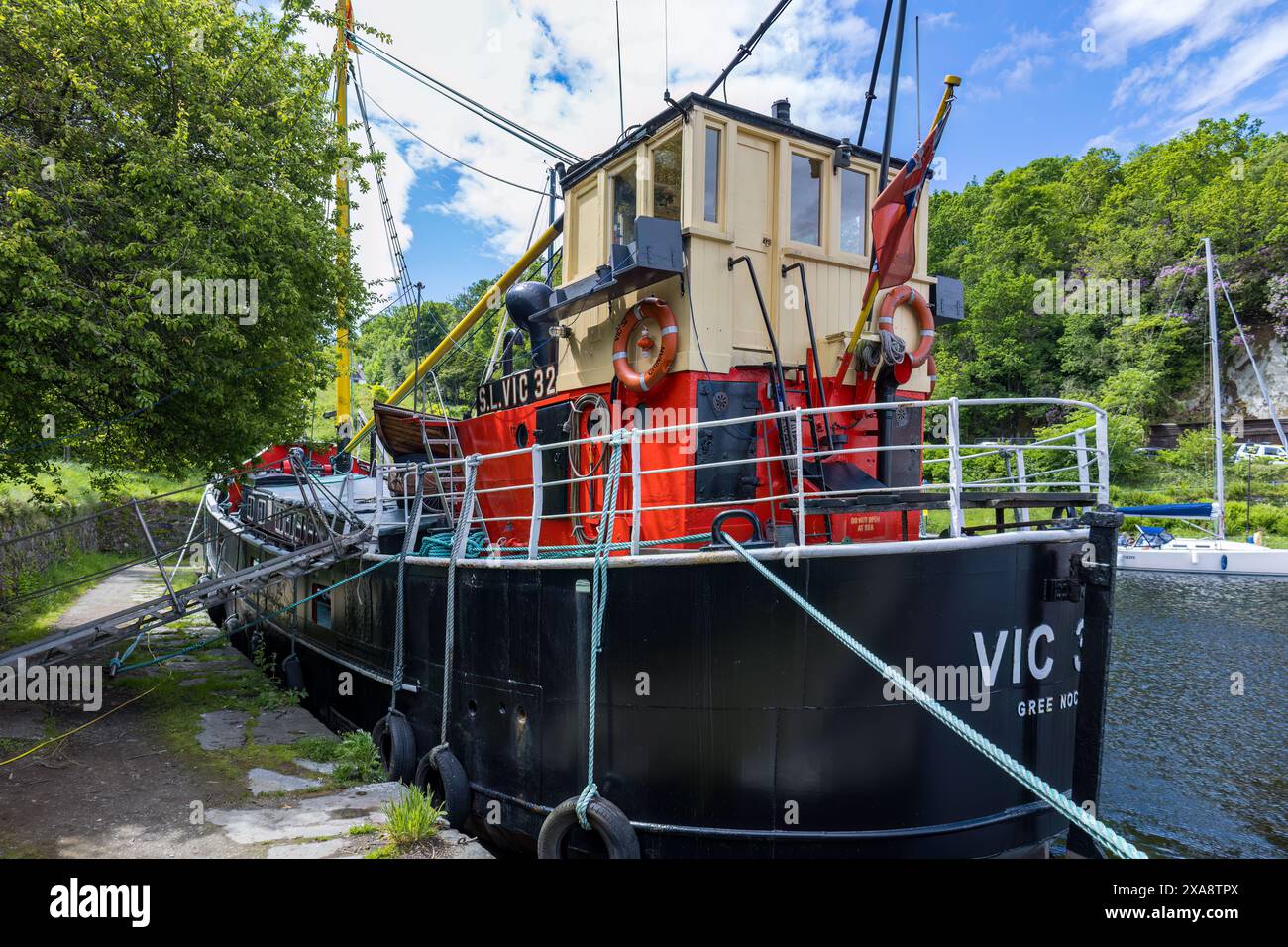 CRINAN ARGYLL & BUTE, SCOZIA, REGNO UNITO, MAGGIO 30. VIC 32 puffer al porto di Crinan ad Argyll e Bute, in Scozia, il 30 maggio 2024 Foto Stock