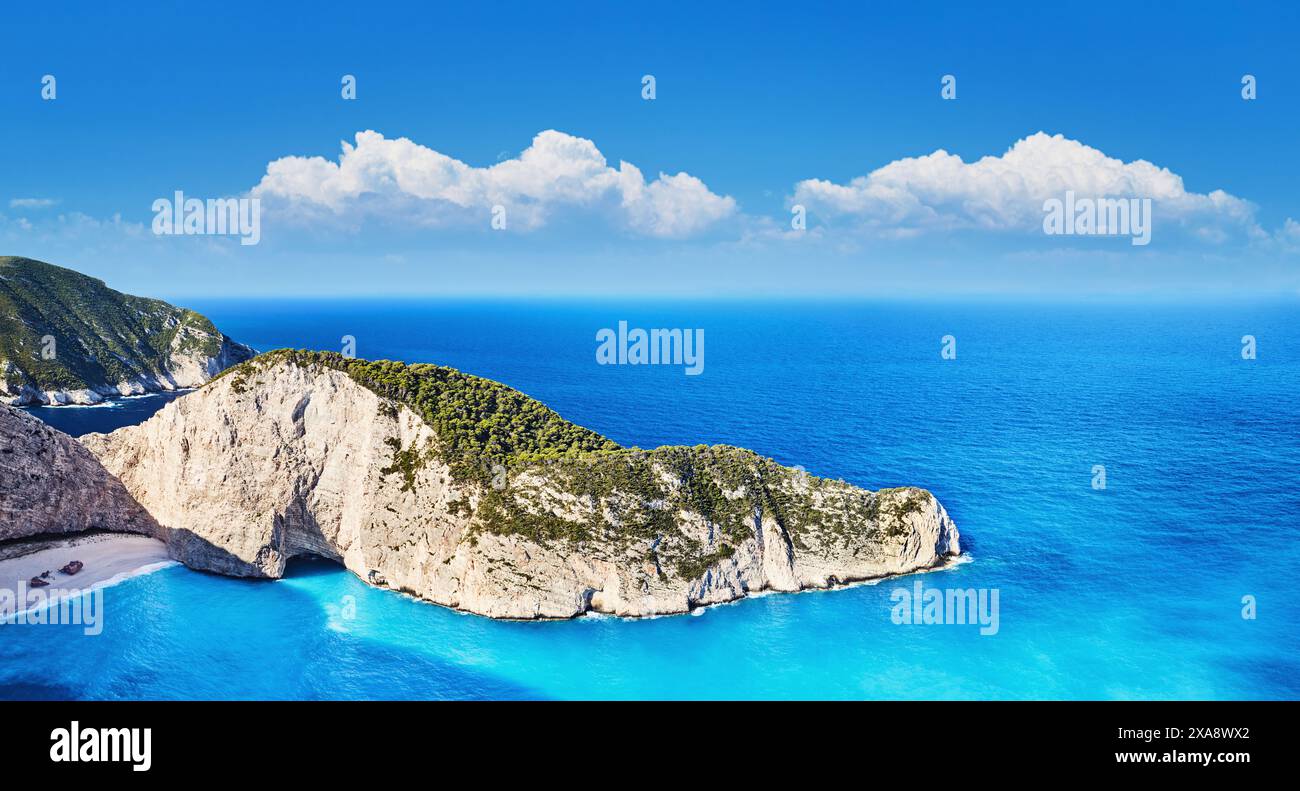 Navagio Beach o Shipwreck Beach è uno splendido punto di riferimento naturale situato sulla costa nord-occidentale dell'isola di Zante nel Mar Ionio in Grecia Foto Stock