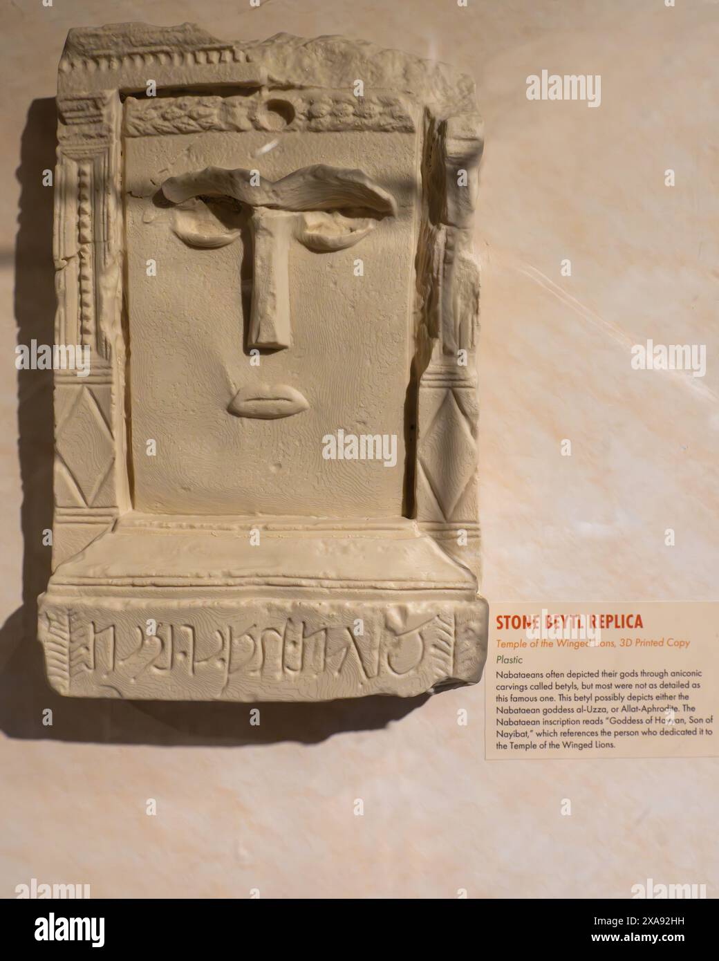 Replica in pietra del tempio dei leoni alati a Petra, in Giordania. BYU Museum of Peoples and Cultures a Provo, Utah. Foto Stock