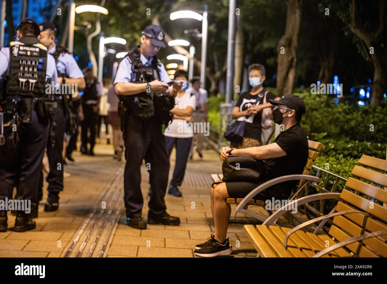 Hong Kong, Cina. 4 giugno 2024. Un uomo si siede dopo che la sua borsa e i suoi effetti personali sono stati perquisiti dalla polizia a Victoria Park, Causeway Bay. La polizia era in piena forza sul sito di un servizio commemorativo per coloro che hanno perso la vita durante la repressione del governo cinese in piazza Tiananmen il 4 giugno 1989. La polizia ha arrestato, perquisito e rimosso diverse persone che stavano tentando di commemorare l'evento. Credito: SOPA Images Limited/Alamy Live News Foto Stock