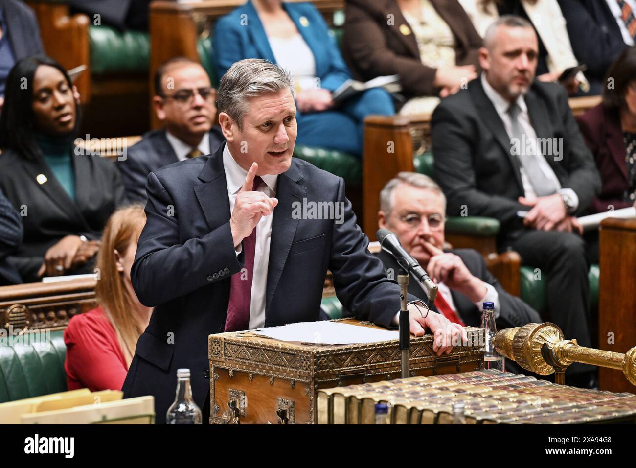 Londra, Regno Unito - 7 febbraio 2024: Keir Starmer parla e gesta alla camera dei comuni, parlamento britannico a Westminster Palace (di Jessica Taylor) Foto Stock