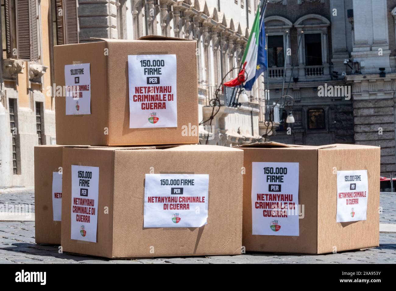 AVS consegna al governo italiano delle Centocinquantamila firme raccolte online da Alleanza Verdi sinistra “ per fermare il massacro del popolo palestinese a Gaza, affinché Netanyahu venga processato per crimini di guerra per l'inaccettabile vendetta verso i civili per la strage del 7 ottobre, per il cessate il fuoco immediato al governo italiano”. Piazza Monte Citorio, camera dei deputati a Roma, Mercoledì, 05 giugno 2024 (foto Mauro Scrobogna/LaPresse) AVS consegna al governo italiano le centocinquanta mila firme raccolte online dall'Alleanza Verdi Sinista Foto Stock