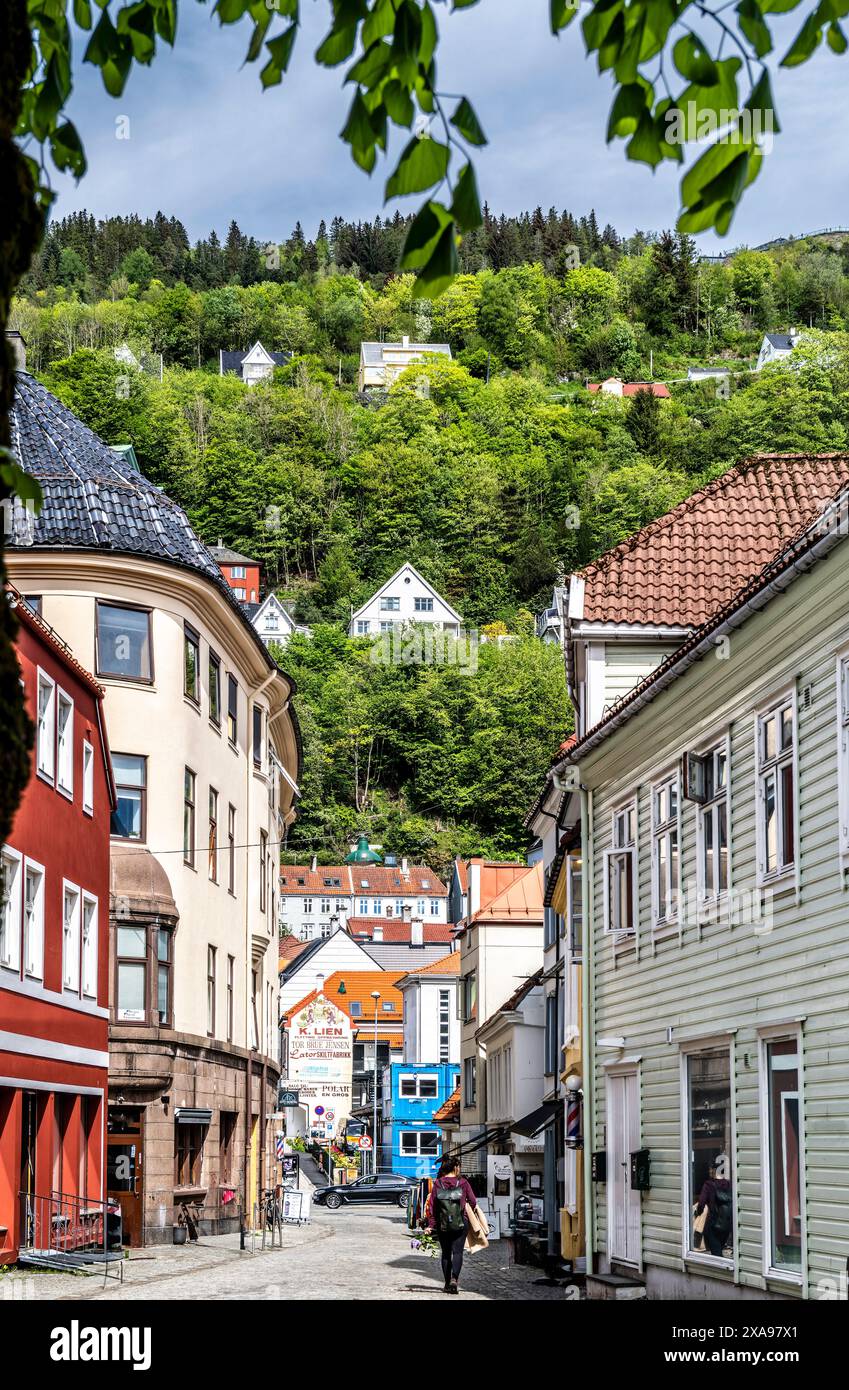 Strade con case tradizionali a Bergen, Norvegia Foto Stock