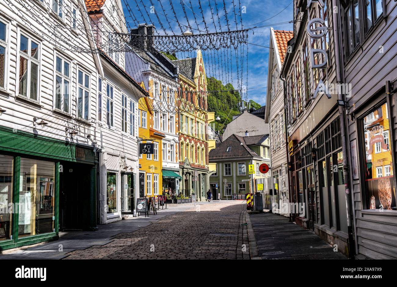 Strade con case tradizionali a Bergen, Norvegia Foto Stock