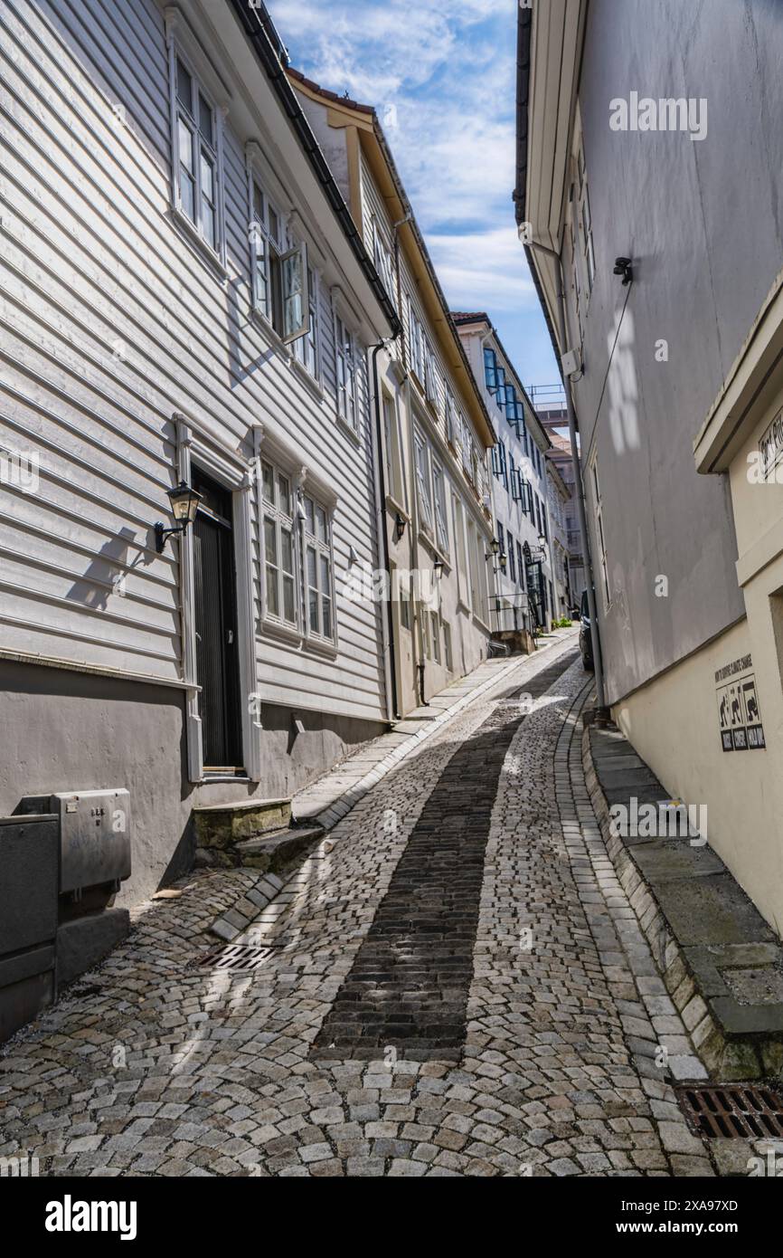 Strade con case tradizionali a Bergen, Norvegia Foto Stock