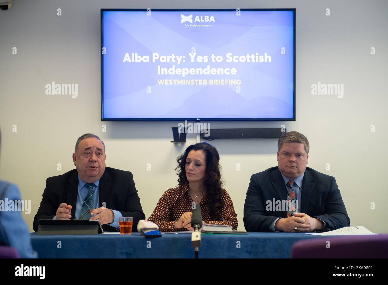 Londra, Regno Unito. 5 giugno 2024. (L-R) - Alex Salmond - ex primo ministro della Scozia ed attuale leader del partito ALBA, Tasmina Ahmed-Sheikh - presidente del Partito ALBA e Chris McEleny - Segretario generale del Partito ALBA a un briefing per le elezioni generali di Westminster, dove annunciarono che il Partito ALBA schiererà e sosterrà 20 candidati alle elezioni di luglio. Credito: Justin ng/Alamy Live News. Foto Stock