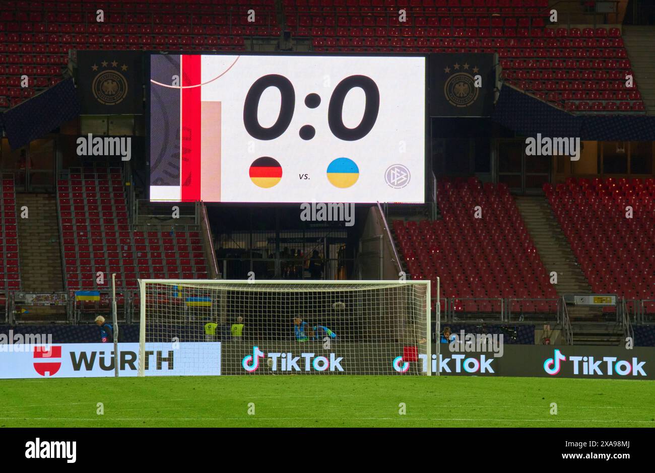 Tabellone, schermo, tabellone, digitale, LED, display, monitor, risultato finale, anzeigetafel, Endergebnis, Ergebnis, Anzeige, nella partita amichevole GERMANIA - UCRAINA 0-0 DEUTSCHLAND - UCRAINA in preparazione ai Campionati europei 2024 il 3 giugno 2024 a Norimberga, Germania. Fotografo: ddp Images/STAR-Images credito: ddp media GmbH/Alamy Live News Foto Stock