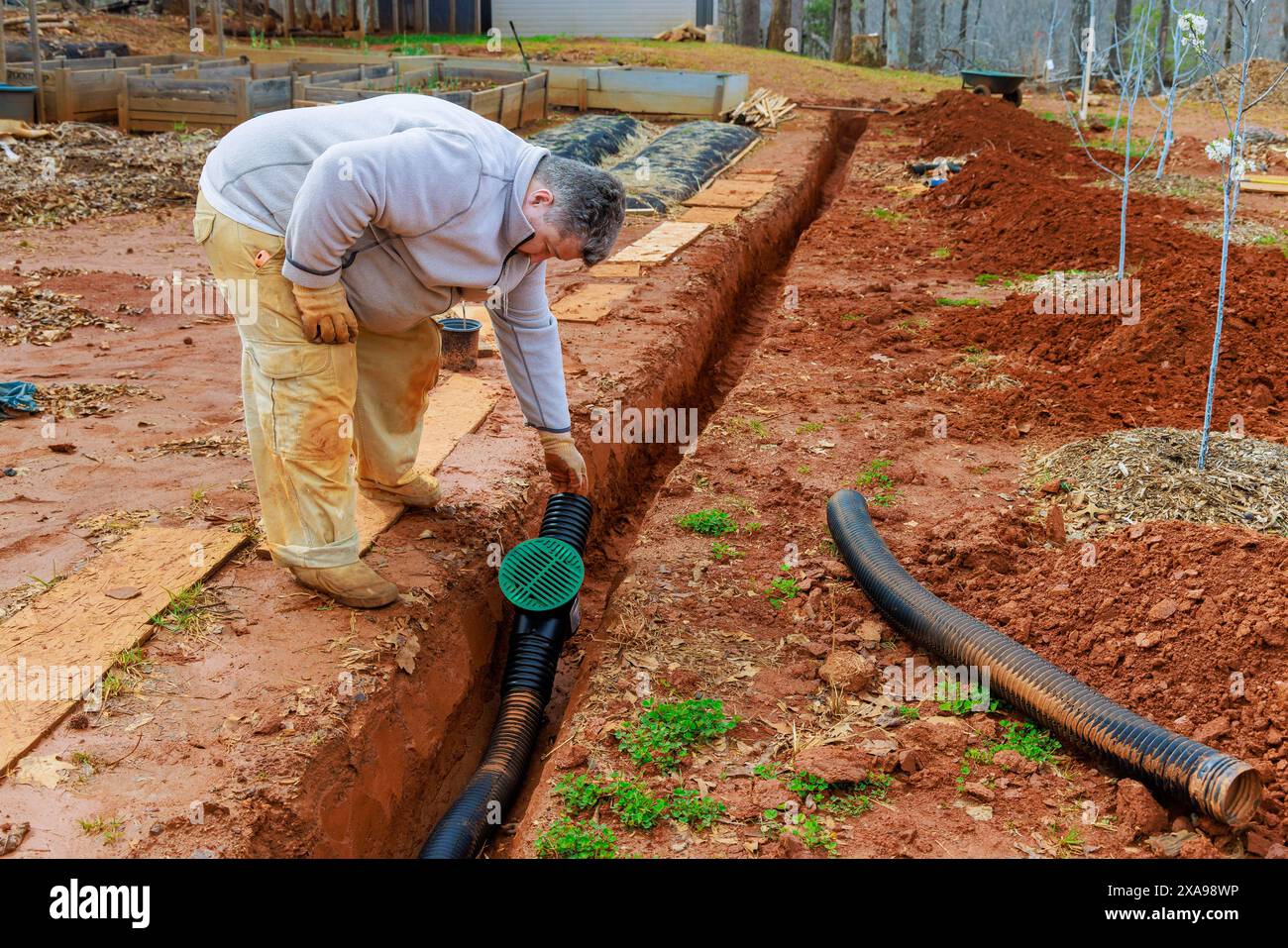 Il tubo di scarico per il drenaggio delle acque piovane è installato nello scarico dei canali per lo scarico dell'acqua piovana Foto Stock