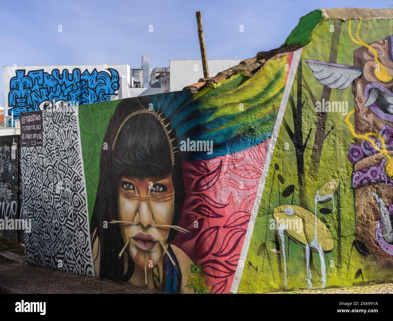 Schizzi e linee di design su un muro lungo una strada nella città di Lagos, nella regione meridionale dell'Algarve, conosciuta per la sua città vecchia fortificata, la scogliera Foto Stock