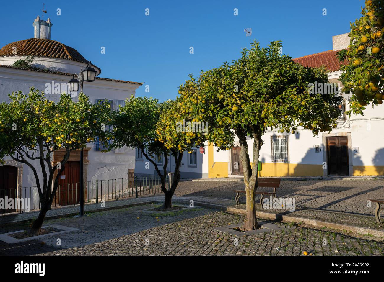 piazza acciottolata a Evora, Portel, patrimonio mondiale dell'UNESCO, una città inclusa nella lista del patrimonio mondiale dell'UNESCO nel 1986, nel centro di Alentejo, Portogallo Foto Stock