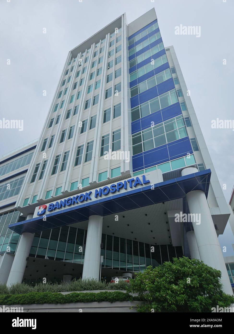 Udon Thani, Thailandia - 05-06-2024: Esterno dell'ospedale di Bangkok a Udon Thani, Thailandia Foto Stock