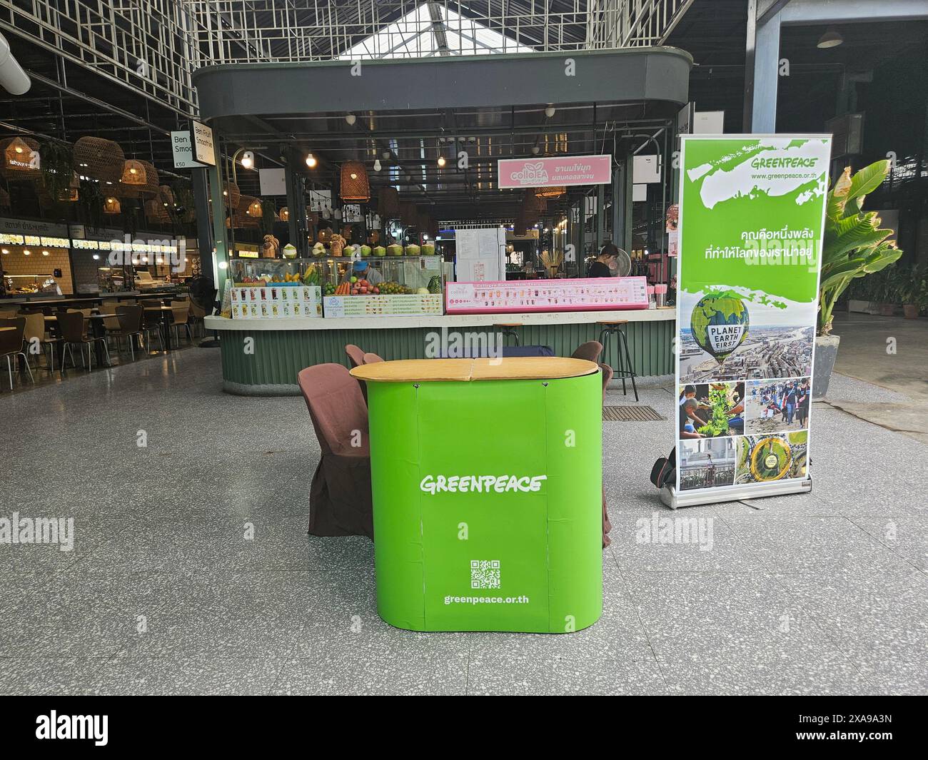 Udon Thani, Tailandia - 05-06-2024: Rete di campagne ambientali Greenpeace Boot in Tailandia, Udon Thani Foto Stock