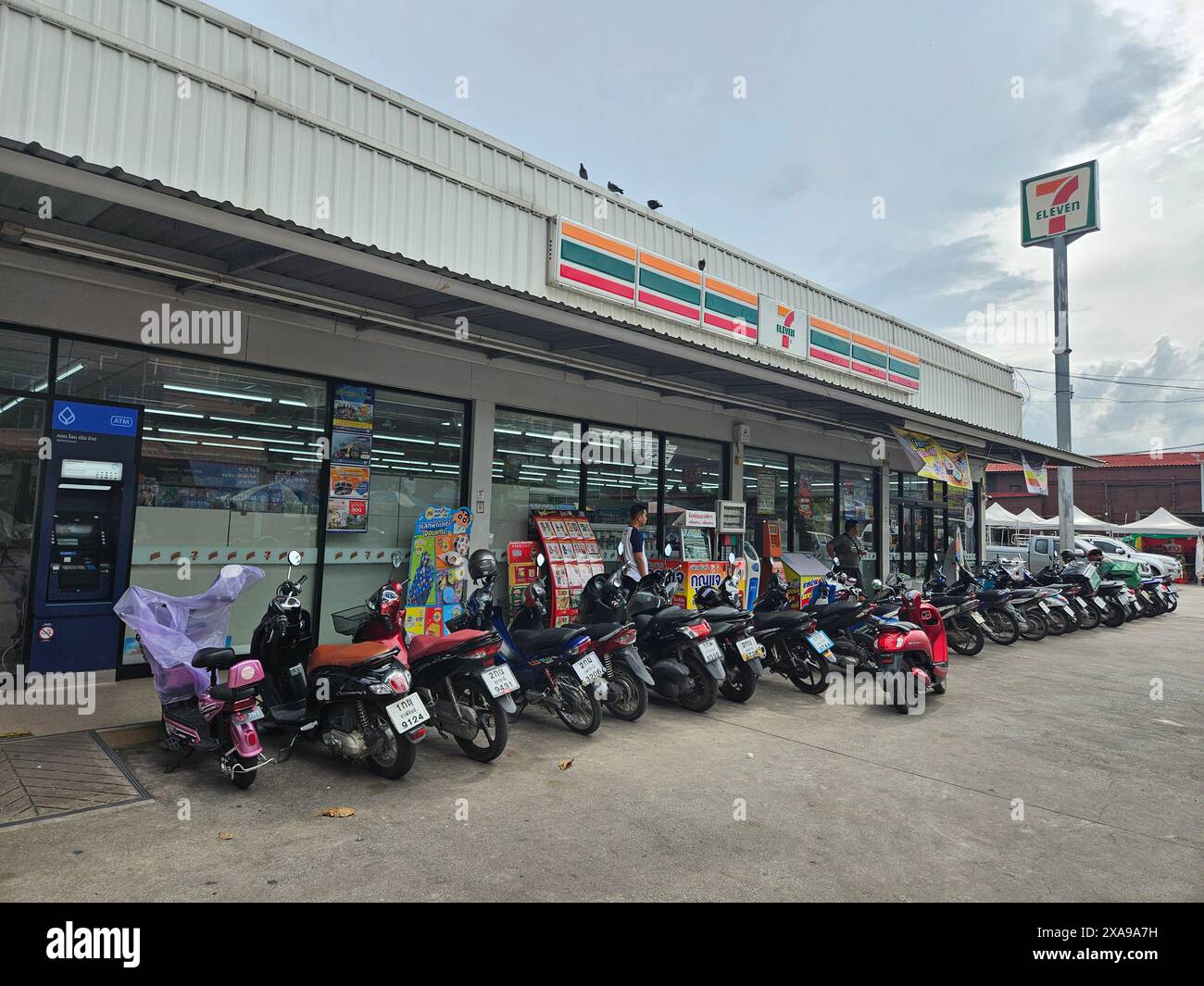 Udon Thani, Tailandia - 05-06-2024: Seven-Eleven 7/11 minimarket esterno in Tailandia Foto Stock