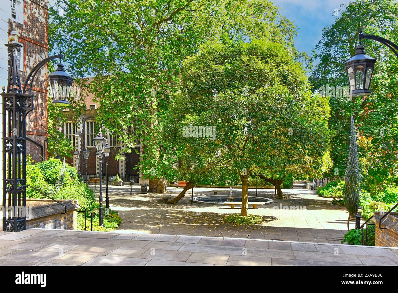 Middle Temple Inns of Court London Middle Temple Gate e scala giù per lo stagno, la fontana e i giardini in primavera Foto Stock