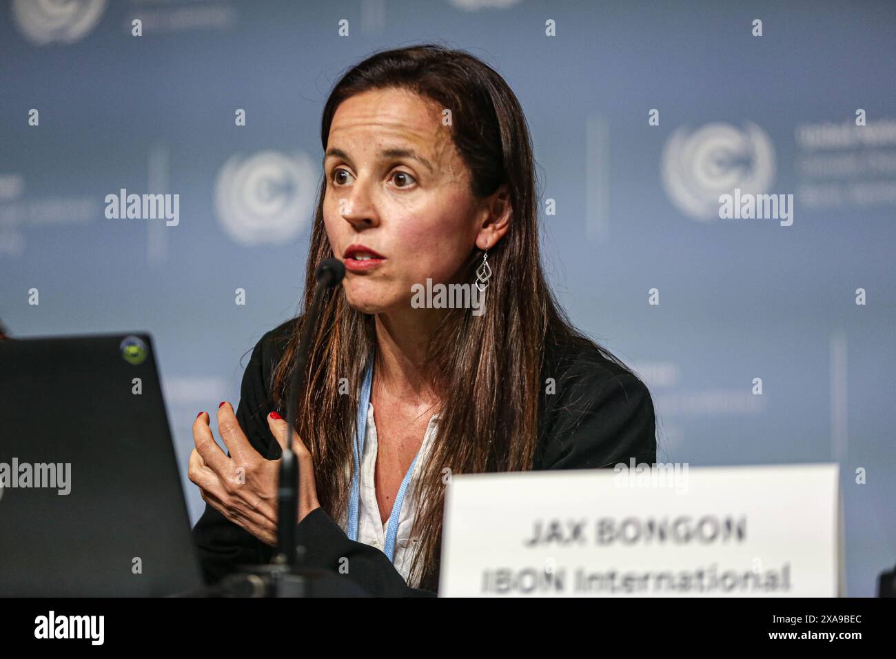 Bonn, Germania, Germania. 5 giugno 2024. MARIANA PAOLI di Christian Aid parla durante una conferenza stampa Global Campaign to Demand Climate Justice (DCJ), durante la SB 60 Climate Change Convention presso il campus delle Nazioni Unite a Bonn. Questo è il primo incontro prima della COP 29 a Baku, Azerbaigian, che si terrà nel novembre di quest'anno. Crediti: ZUMA Press, Inc./Alamy Live News Foto Stock