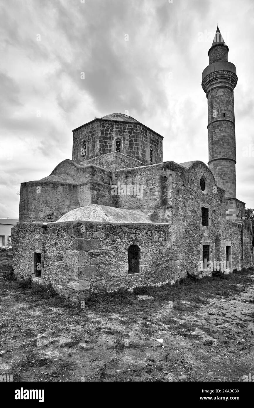 Una chiesa medievale in pietra convertita in moschea a Paphos, Cipro, monocromatica Foto Stock