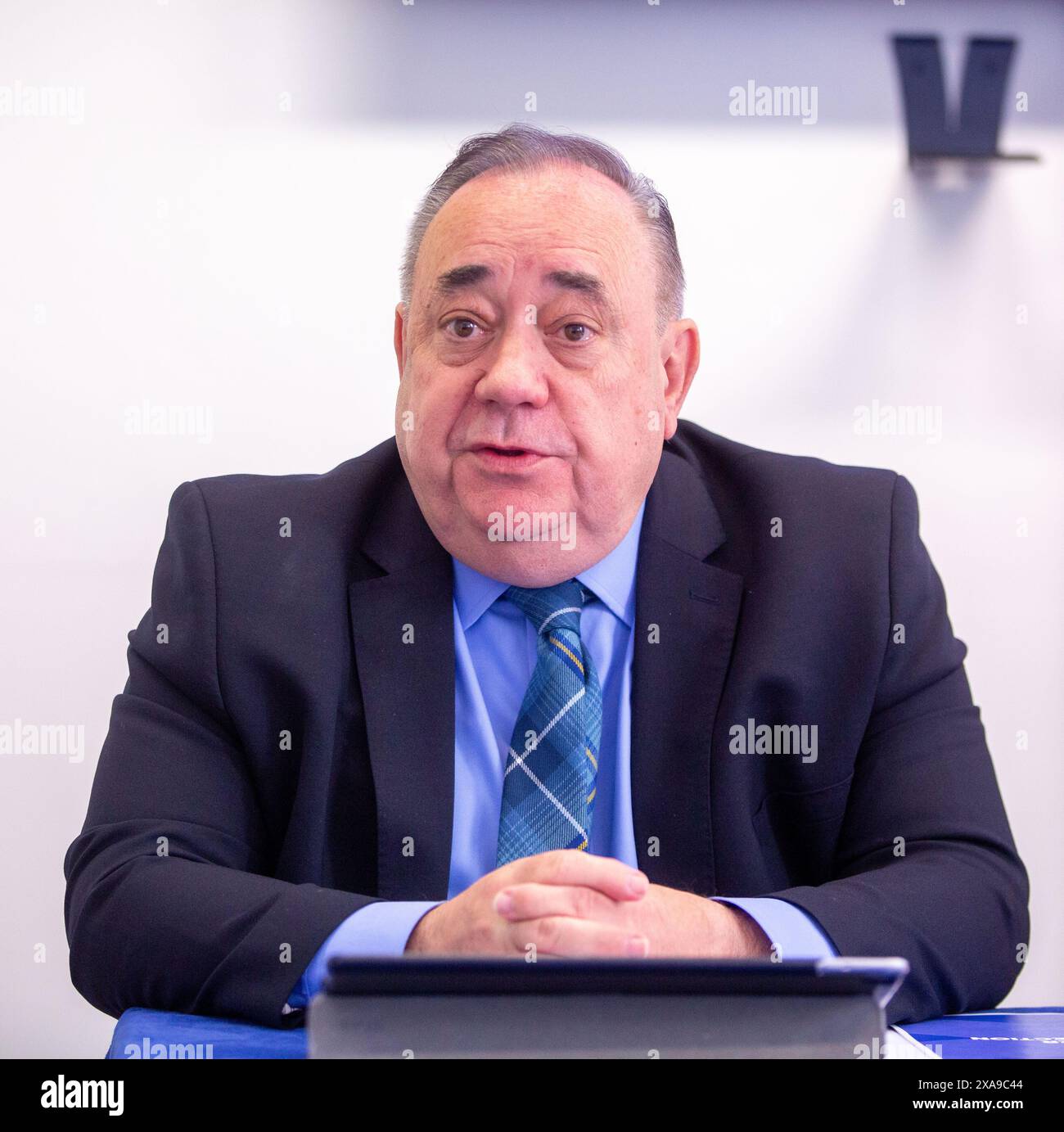Londra, Regno Unito. 5 giugno 2024. L'ex primo ministro della Scozia e leader del partito ALBA Alex Salmond è visto parlare ad una conferenza stampa sulle elezioni generali alla Mary Summer House di Westminster Foto Stock