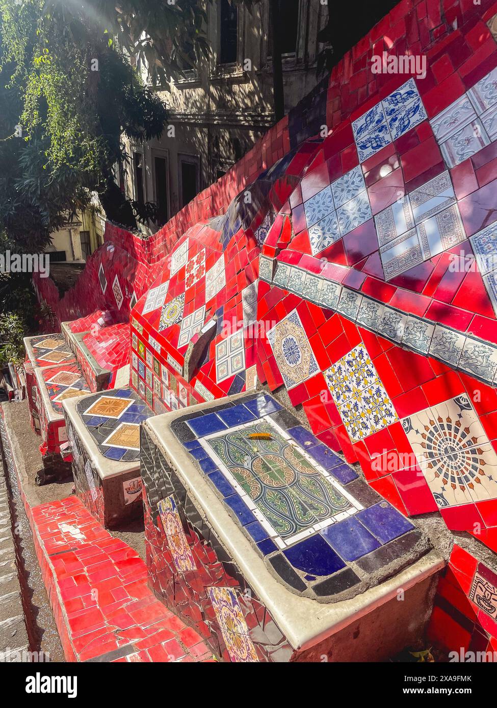 Escadaria Selarón. Bellissime scale con piastrelle dipinte a mano a Lapa, Rio de Janeiro, Brasile. 28 maggio 2024. Foto Stock