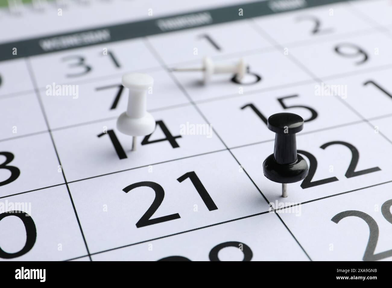 Orario. Calendario con perni di disegno, vista ravvicinata Foto Stock