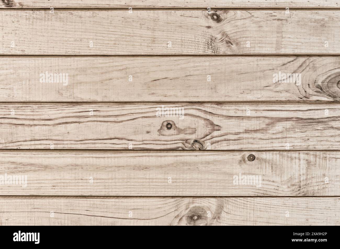 Primo piano di tavole di legno marrone chiaro con una consistenza resistente agli agenti atmosferici. Foto Stock