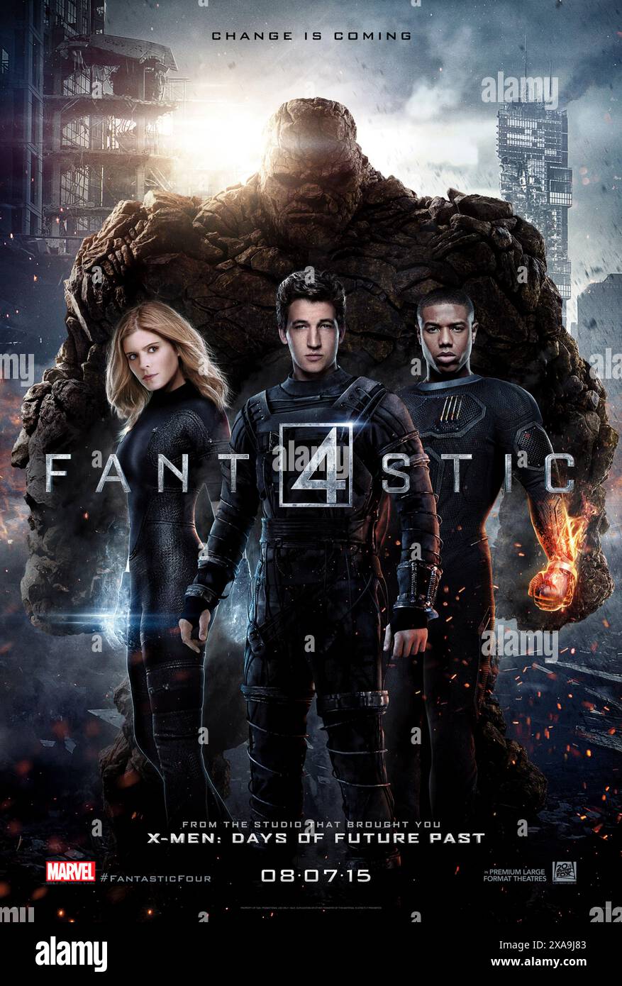Fantastic Four (2015) diretto da Josh Trank e interpretato da Miles Teller, Jamie Bell, Kate Mara e Michael B. Jordan. Quattro giovani estranei si teletrasportano in un universo alternativo e pericoloso che altera la loro forma fisica in modi scioccanti. I quattro devono imparare a sfruttare le loro nuove abilità e lavorare insieme per salvare la Terra da un ex amico diventato nemico. US un foglio poster ***SOLO PER USO EDITORIALE***. Credito: BFA / Twentieth Century Fox Foto Stock