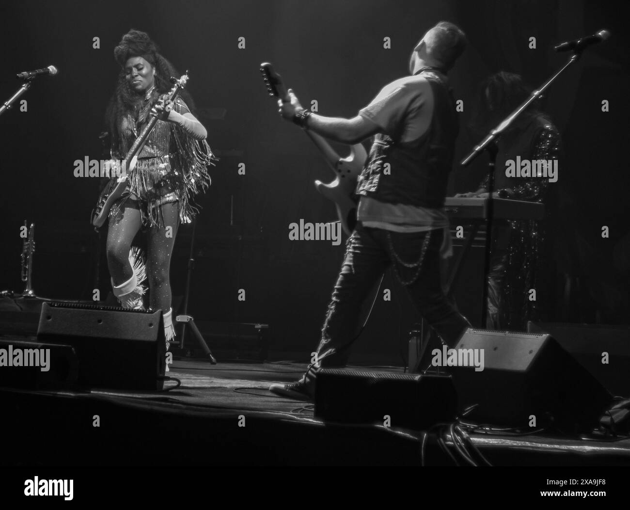 Montclair, New Jersey, Stati Uniti. 4 giugno 2024. La bassista NIK WEST si esibisce al Wellmont Theater di Montclair, New Jersey, mentre apre le porte alla cantante R&B Joss Stone. West, una nativa dell'Arizona, dice che ha iniziato con il basso quando avevo 16 anni. "Ho sentito Michael Jackson's i Wanna Be Starting Something."" "Ba da ba bump""¦" dice suo padre That Bass. Ha detto che vuole suonarlo. "Adoro questo tour e sono così grato a Joss Stone che l'ho amata per sempre e per aver condiviso il suo palco con me. E' come il meglio di entrambi i mondi per me. "Sono ovviamente ispirato dal Principe, P-fu Foto Stock